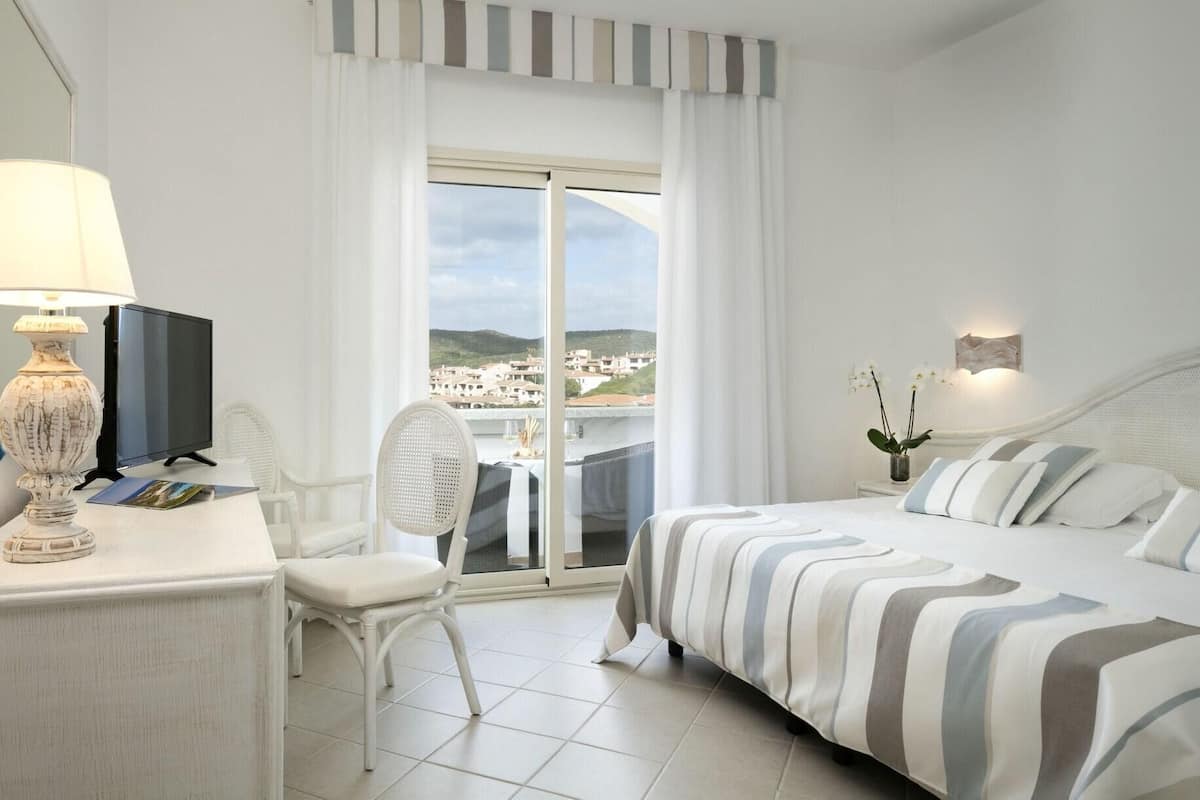 Minibar, in-room safe, desk, blackout curtains