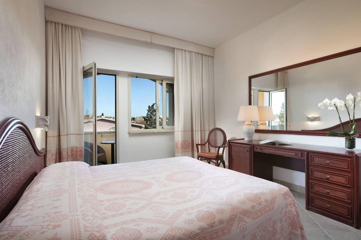 Minibar, in-room safe, desk, blackout curtains