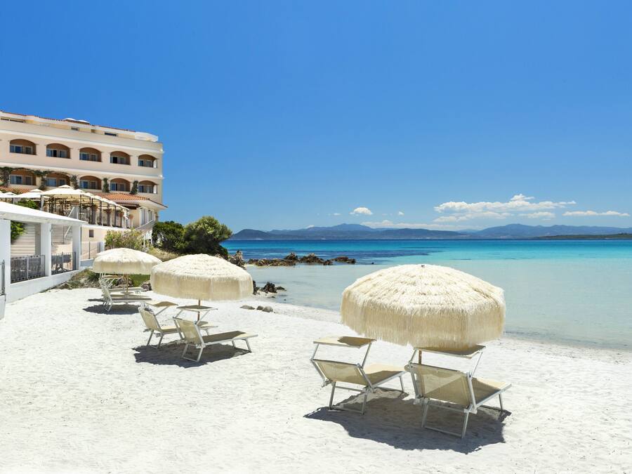 Playa privada, arena blanca, tumbonas y sombrillas