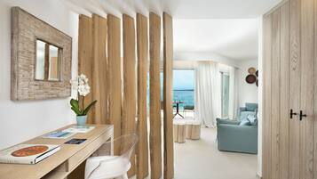 Minibar, coffres-forts dans les chambres, bureau, rideaux occultants