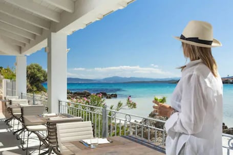 Bar de playa. Gabbiano Azzurro Hotel & Suites