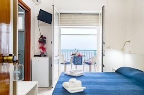 Kamar Double Standar | Selimut bulu angsa, minibar, brankas, dan setrika/meja setrika