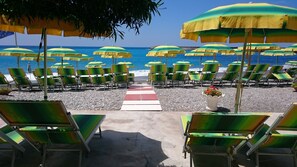 Pantai di sekitar, antar-jemput ke pantai, dan bar pantai