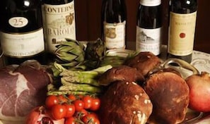 Lunsj og middag serveres, utsikt mot hagen