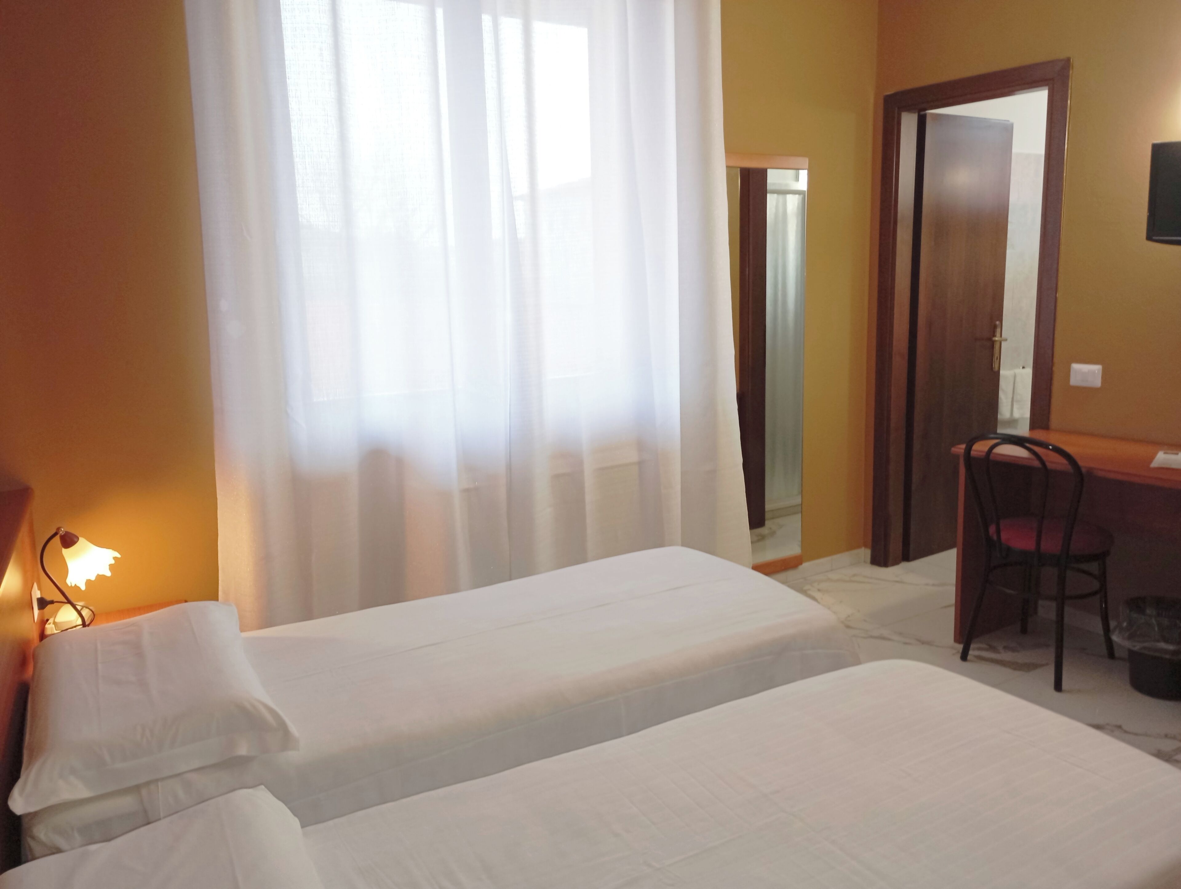 Minibar (inkludert), safe på rommet, skrivebord og wi-fi (inkludert)