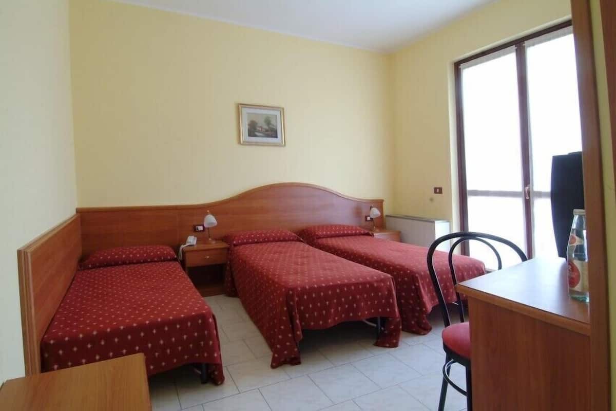 Triple Room | In-room safe, desk, soundproofing, free WiFi
