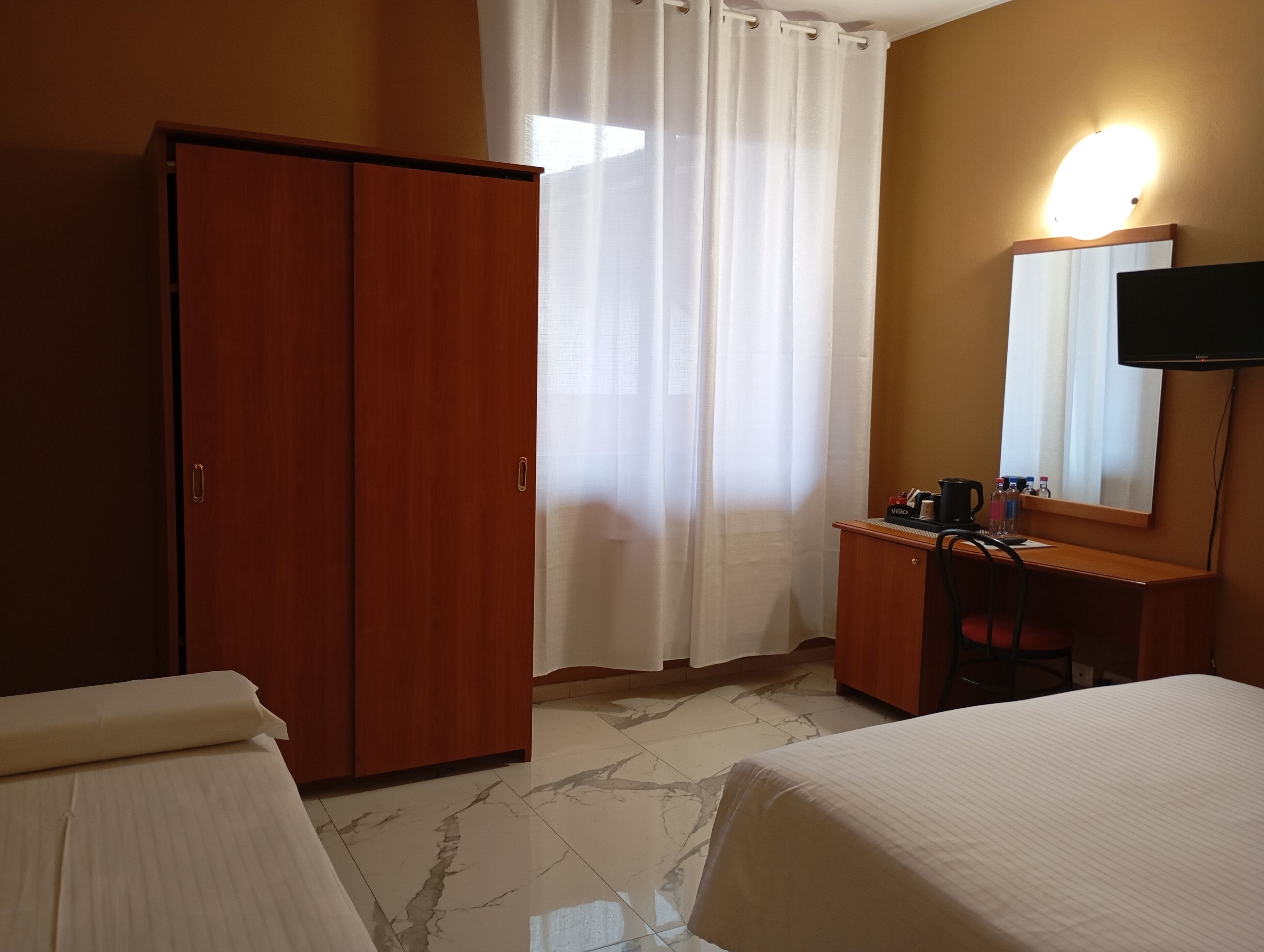 Tremannsrom | Minibar (inkludert), safe på rommet, skrivebord og wi-fi (inkludert)