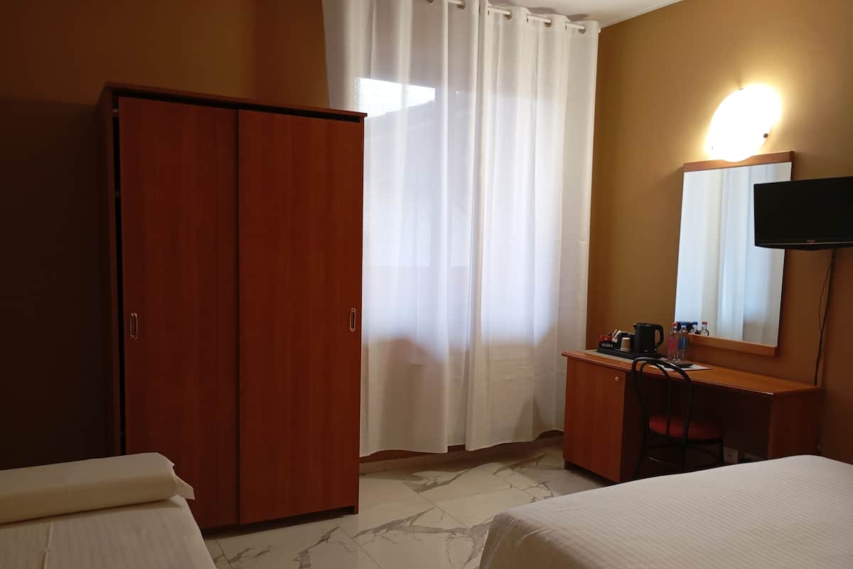 Tremannsrom | Minibar (inkludert), safe på rommet, skrivebord og wi-fi (inkludert)