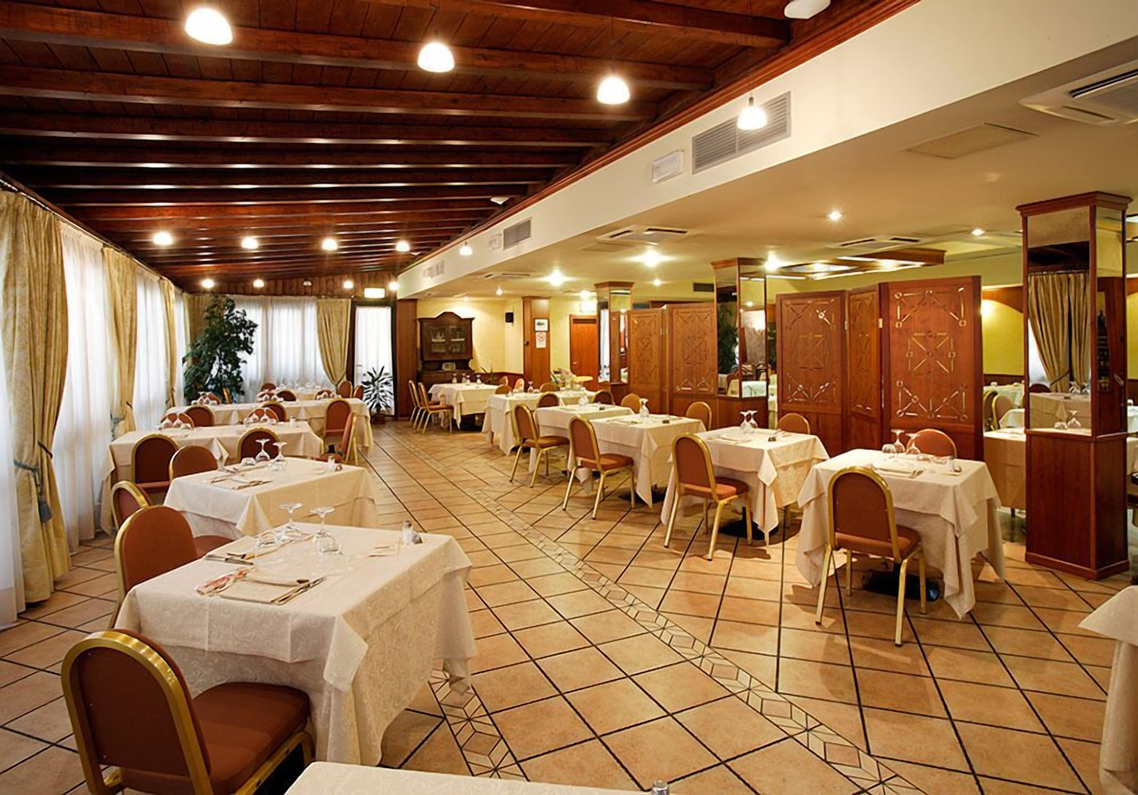 Frühstück, Mittagessen, Abendessen, Blick auf den Garten 