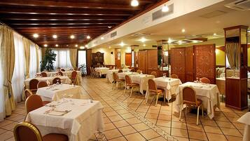 Petit déjeuner, déjeuner et dßner servis sur place, vue sur le jardin