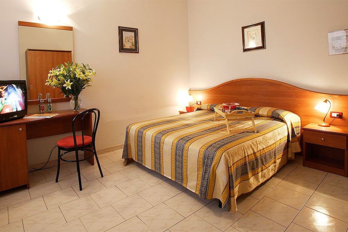 Double Room | In-room safe, desk, soundproofing, free WiFi