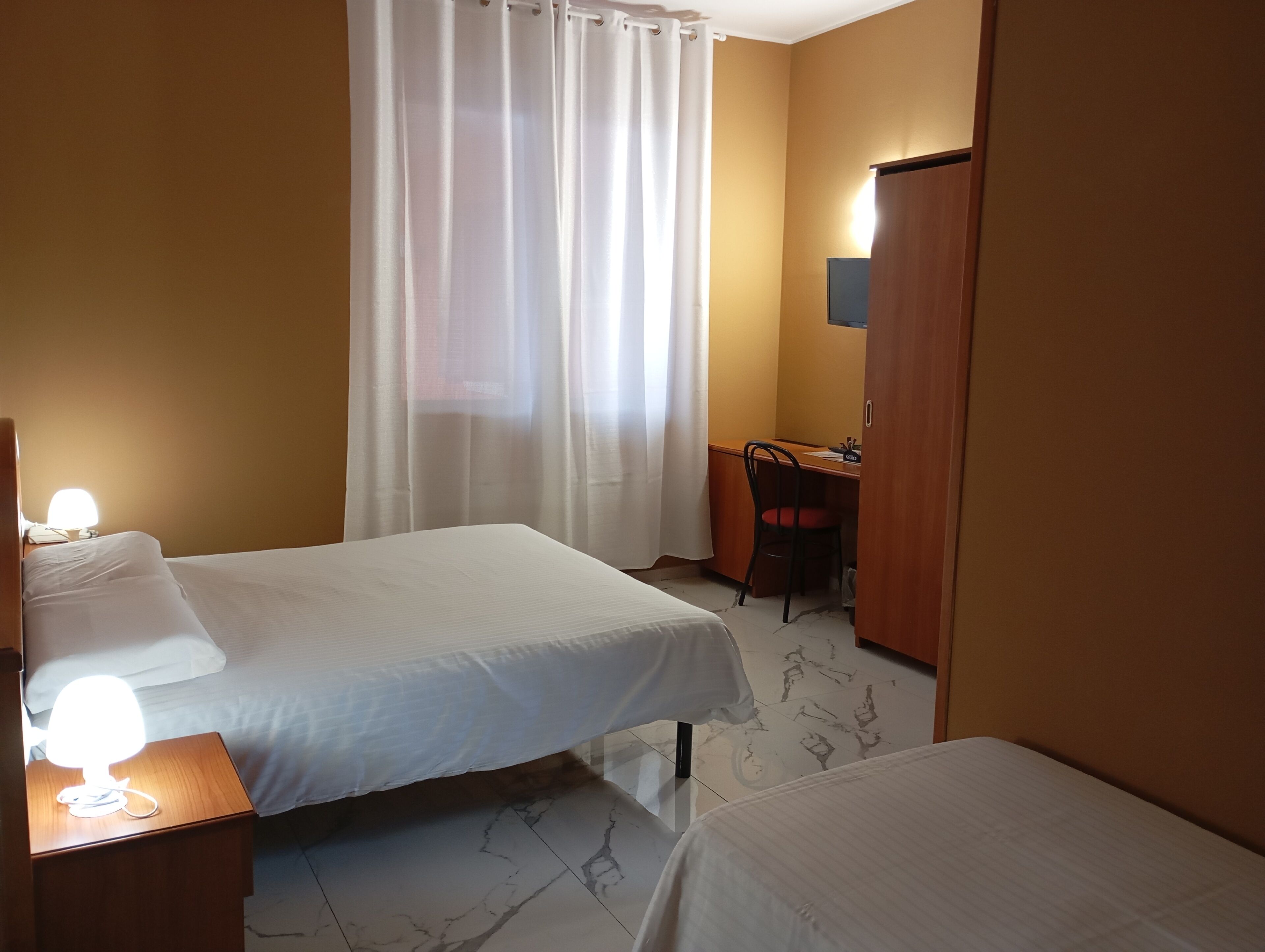 Kostenlose Minibar, Zimmersafe, Schreibtisch, kostenloses WLAN