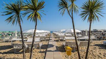 Plage privée, navette pour la plage, chaises longues, parasols