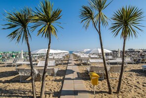 Privat strand, strandbuss, solsenger og parasoller