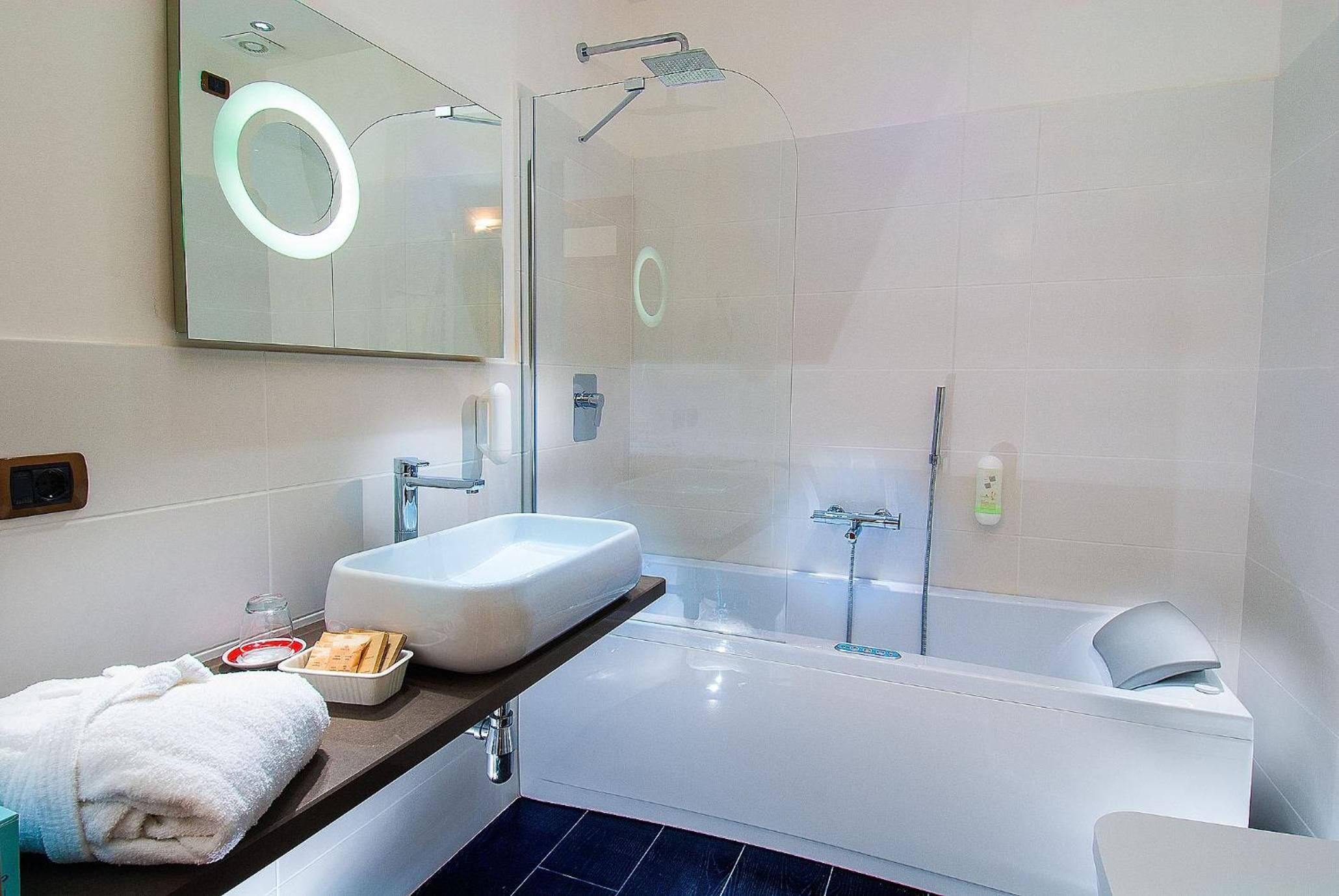 shower, rainfall showerhead, free toiletries, hair dryer