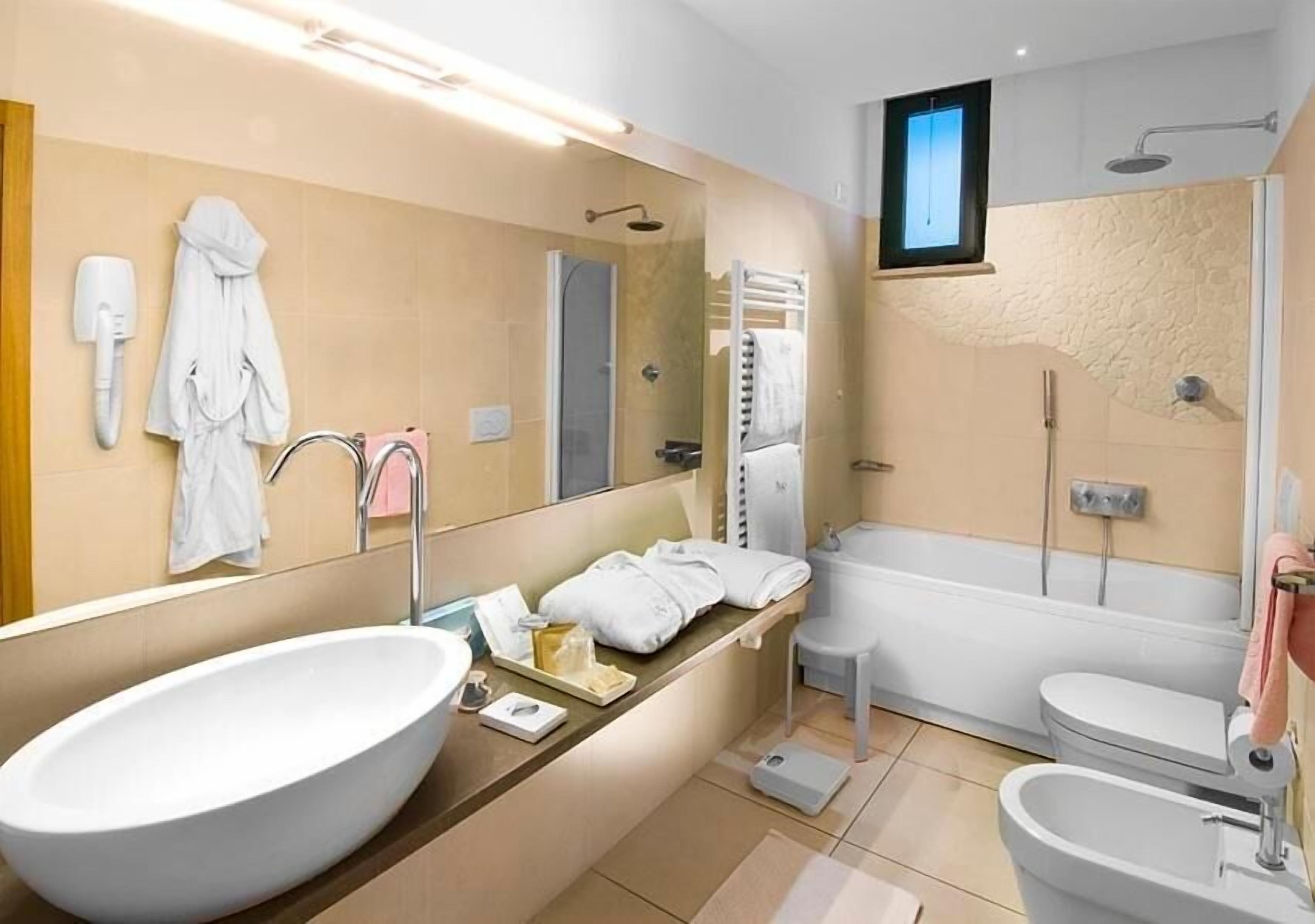 shower, rainfall showerhead, free toiletries, hair dryer