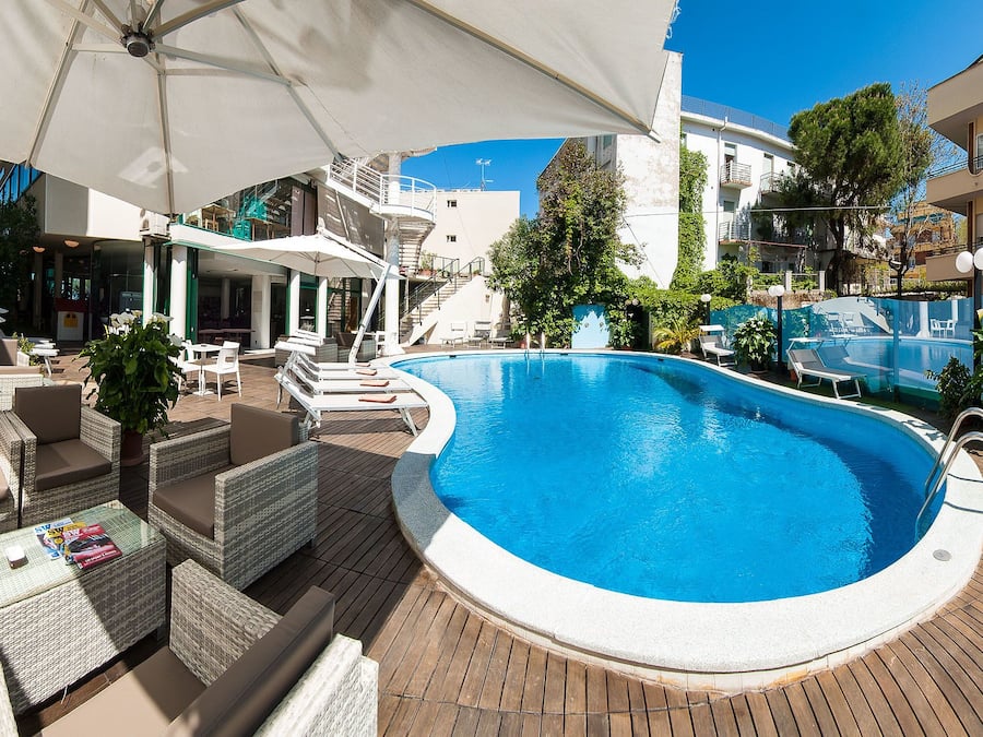 Piscina externa sazonal, guarda-sóis, espreguiçadeiras