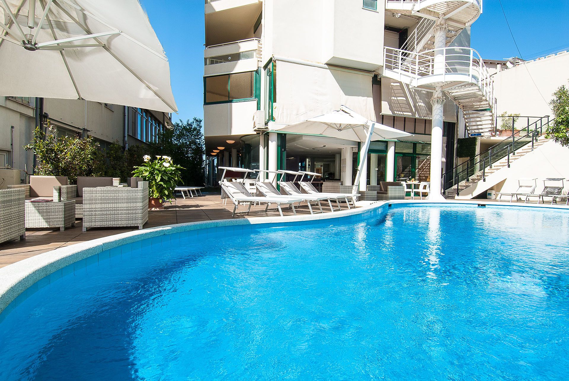 Piscina stagionale all'aperto, ombrelloni da piscina, lettini