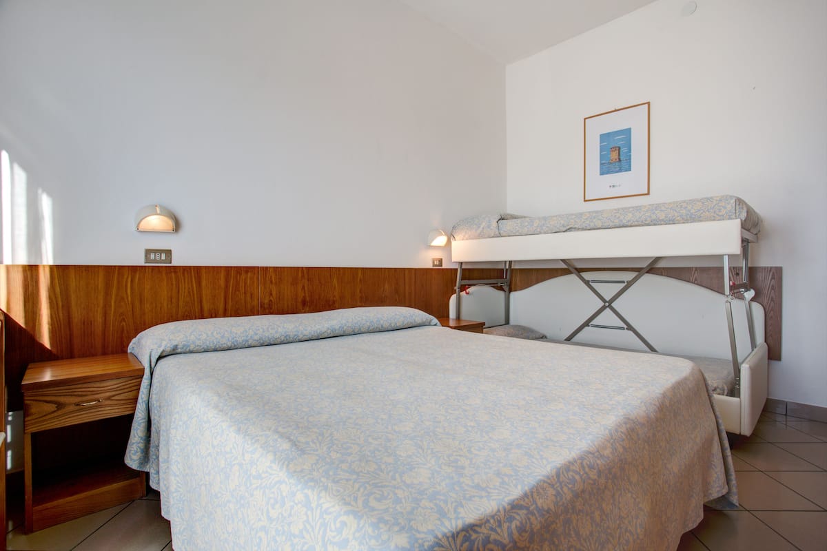 Premium vierpersoonskamer | Een kluis op de kamer, een bureau, gratis wifi, beddengoed
