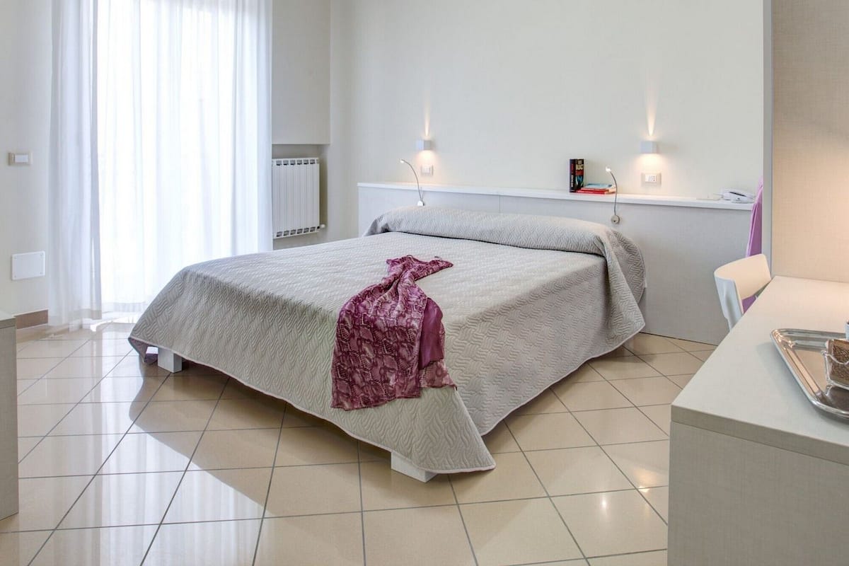 Een kluis op de kamer, een bureau, gratis wifi, beddengoed