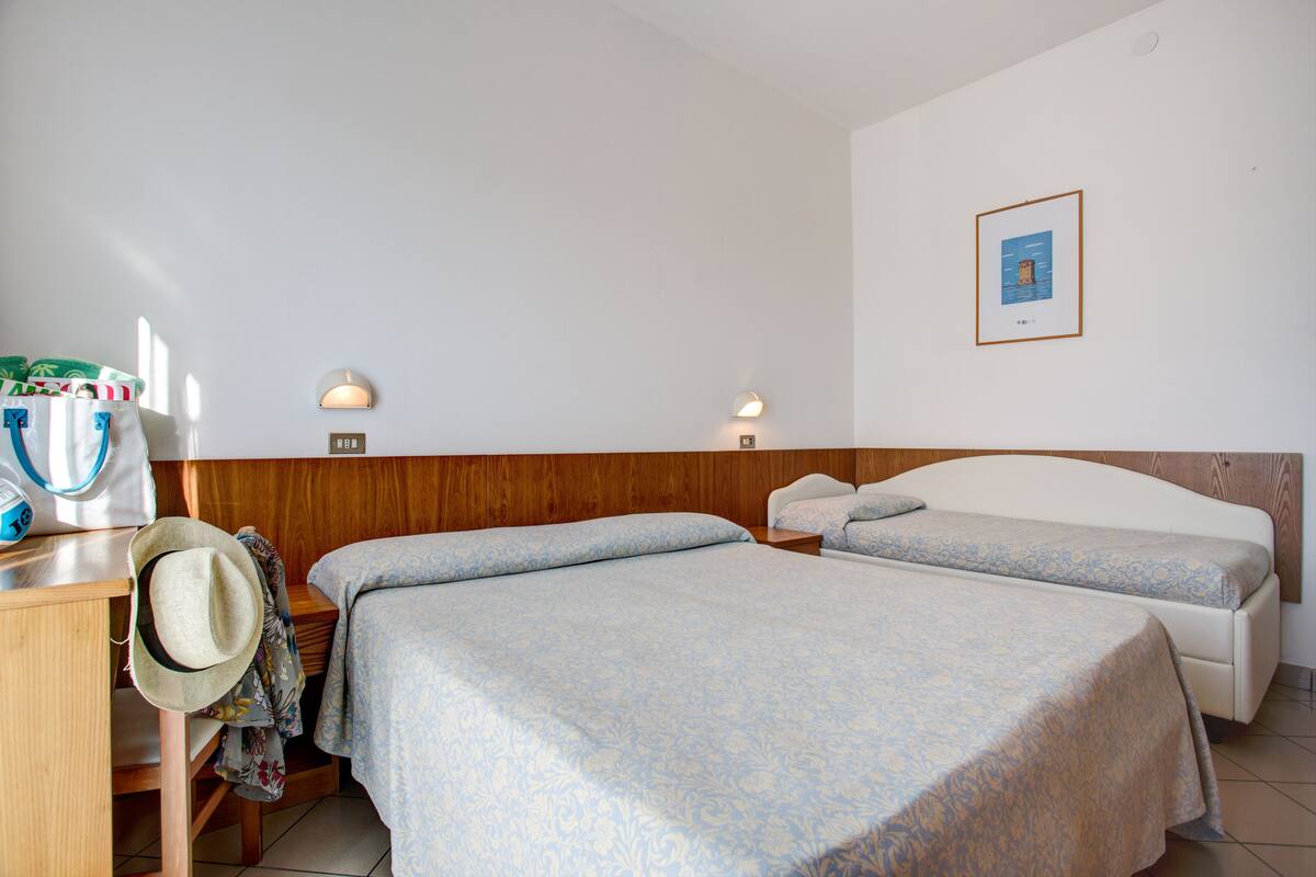 Eenvoudige driepersoonskamer | Een kluis op de kamer, een bureau, gratis wifi, beddengoed
