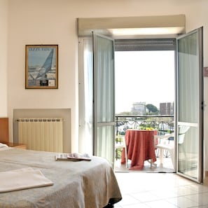 Double Room Single Use | In-room safe, desk, free WiFi, bed sheets