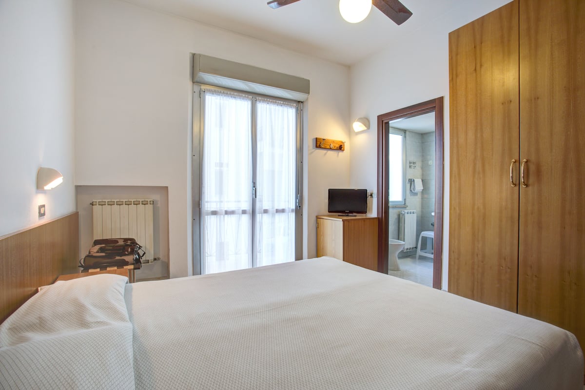 Een kluis op de kamer, een bureau, gratis wifi, beddengoed