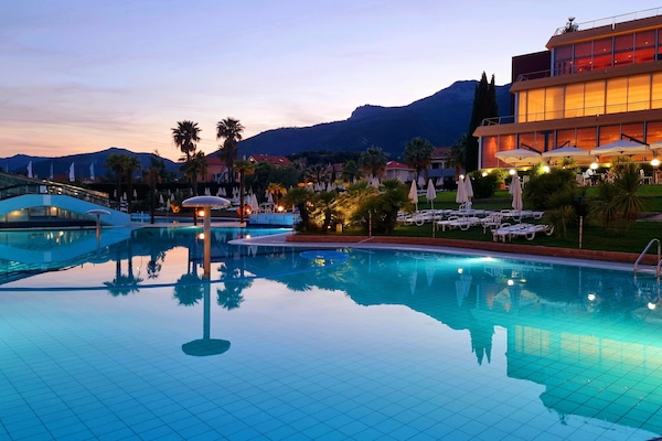 Una piscina al aire libre de temporada (de 10:00 a 19:30), tumbonas