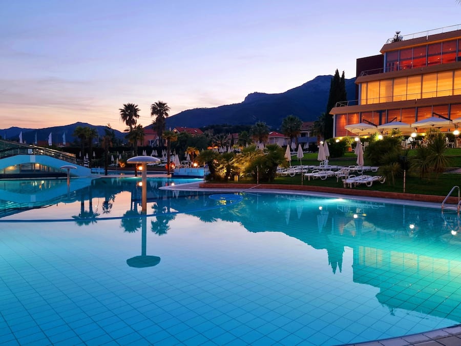 Außenpool (je nach Saison geöffnet), Liegestühle