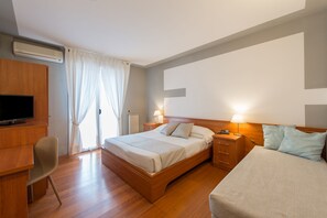 In-room safe, desk, blackout drapes, free WiFi - Loano 2 Village (Loano)