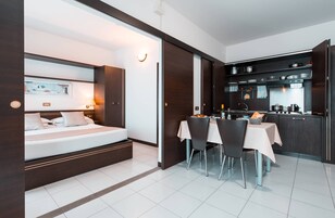 Apartamento standard, 1 quarto | Área de estar | TV 32 polegadas com canais digitais