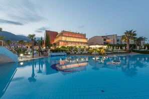 Seasonal outdoor pool, open 10:00 AM to 7:30 PM, pool loungers - Loano 2 Village (Loano)