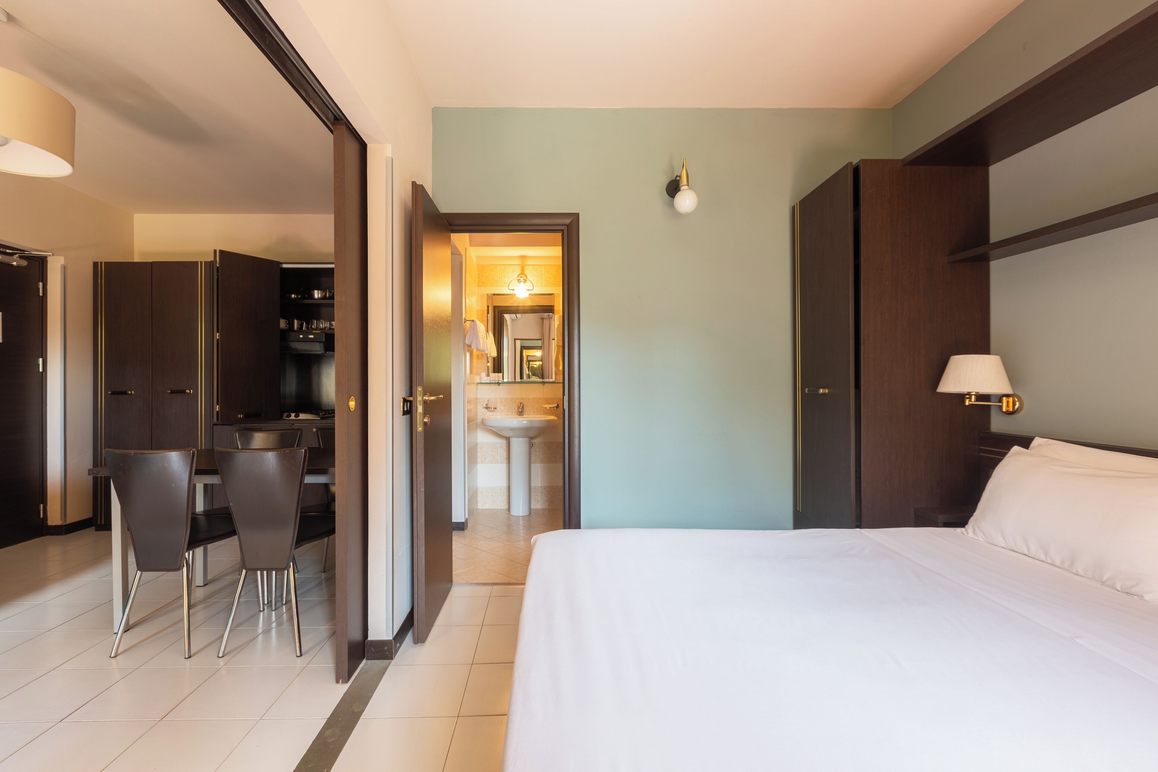 executive condo | in-room safe, desk, blackout curtains, free wifi