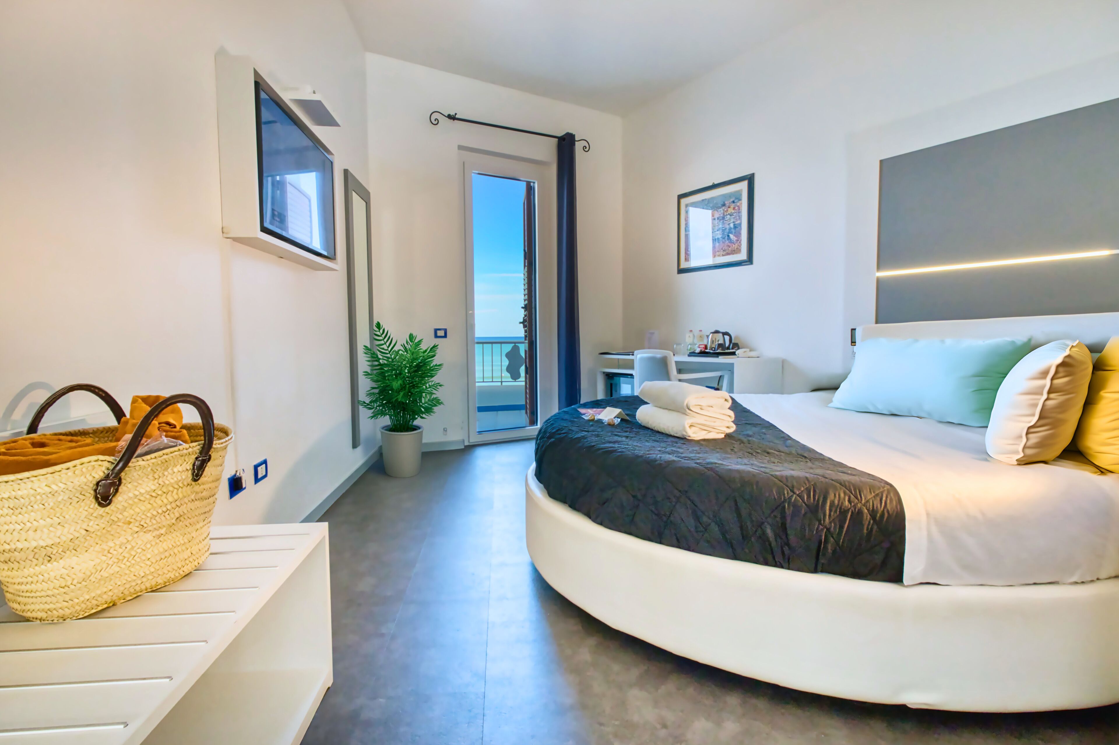Camera Deluxe con letto matrimoniale o 2 letti singoli, vista mare | Minibar con snack e bevande gratuite, una cassaforte in camera