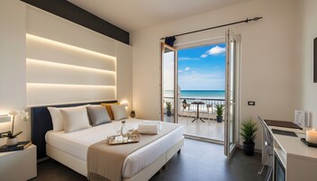 Minibar con artículos gratuitos y caja de seguridad en la habitación 