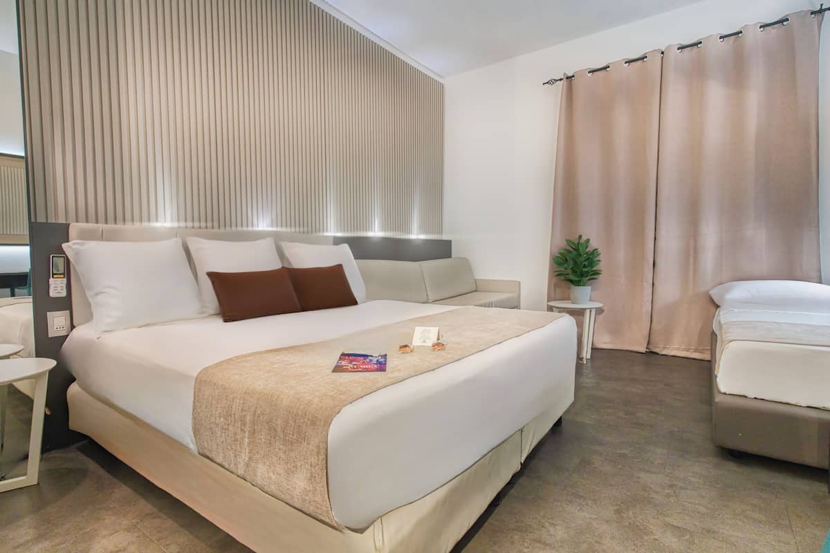 Minibar, caja de seguridad en la habitación y decoración personalizada