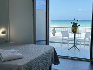 Dobbelt- eller tomannsrom – deluxe, sjøutsikt | Minibar (inkludert), safe på rommet og individuelt dekorert