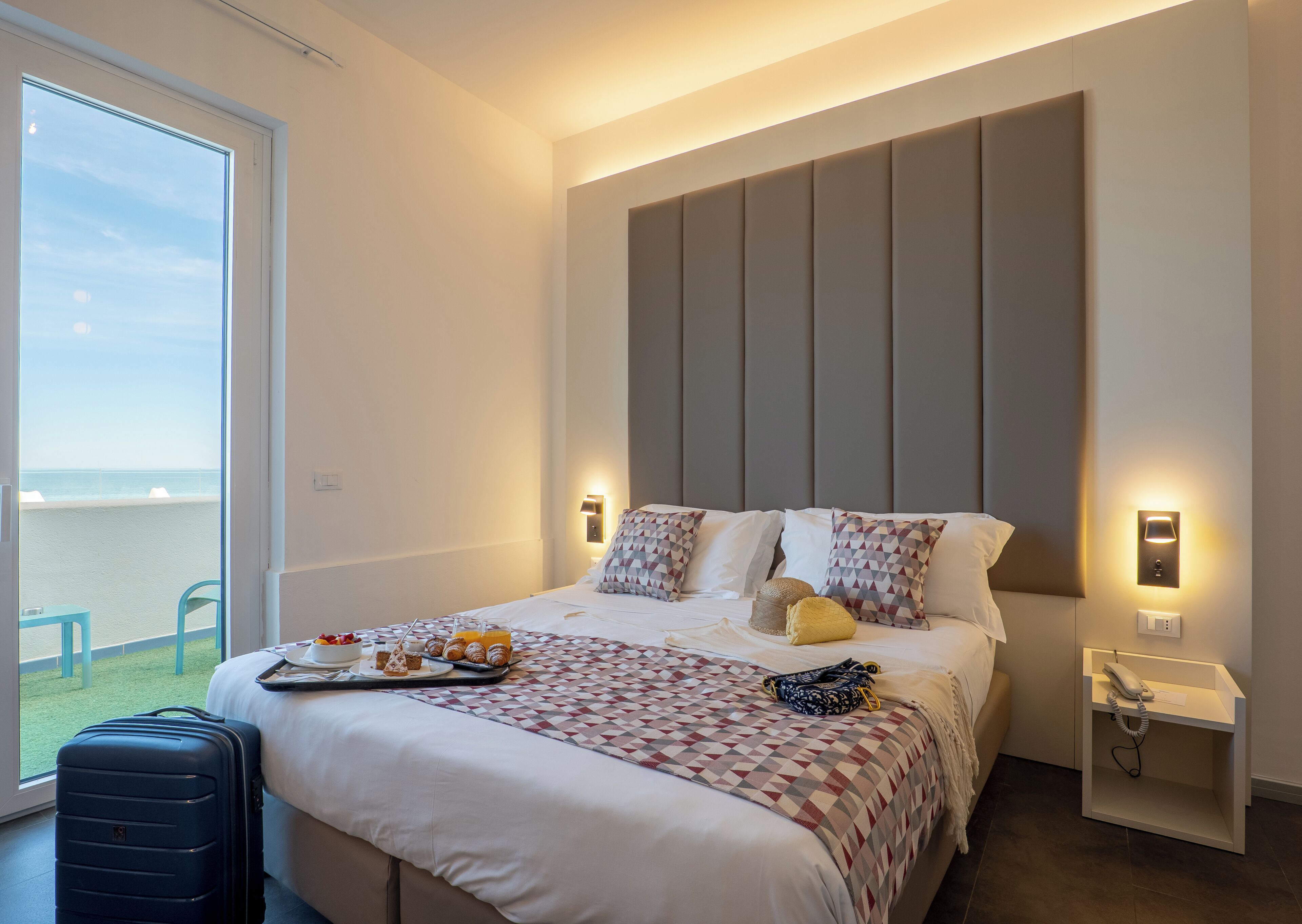 Minibar con artículos gratuitos y caja de seguridad en la habitación 