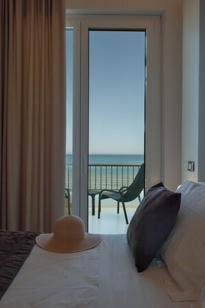 Chambre Triple Supérieure, vue mer | Articles gratuits dans le mini-bar, coffres-forts dans les chambres