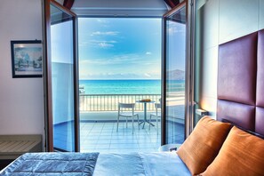 Deluxe dubbelrum eller tvåbäddsrum - havsutsikt | Minibar, värdeförvaringsskåp på rummet och individuell inredning