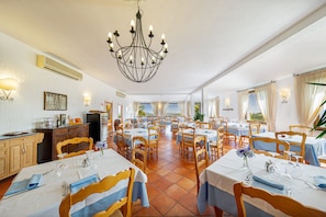 Breakfast served, Italian cuisine