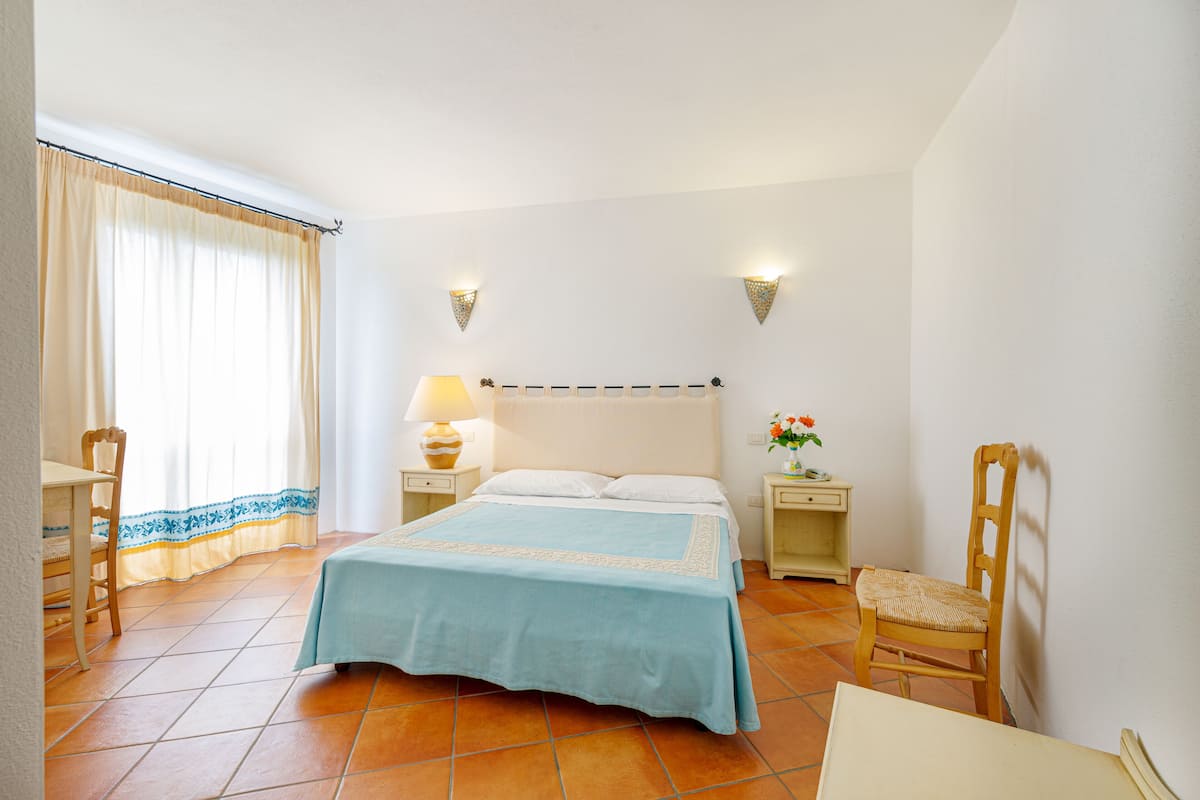 2 slaapkamers, een bureau, beddengoed