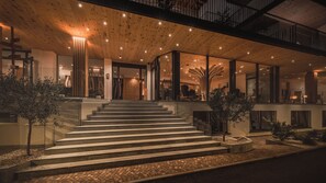 A modern building with a wooden ceiling, large windows, and a staircase leading to the entrance. - Cristallo Levico Terme (Levico Terme)