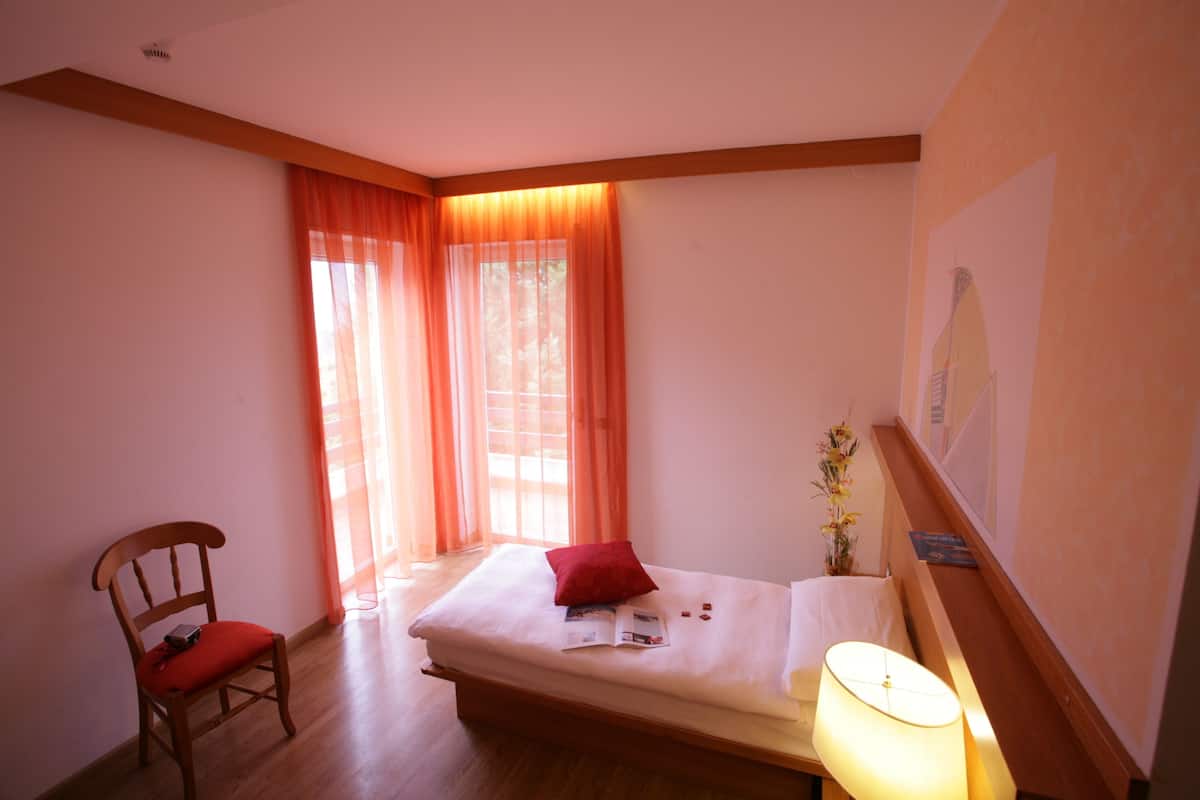 Single Room | Down duvets, cots/infant beds, free WiFi