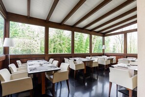 Se sirven desayunos, cenas y cocina italiana con vista al jardín