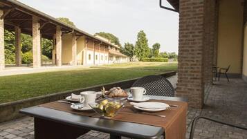 Frühstück, Abendessen, italienische Küche, Blick auf den Garten