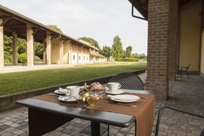 Se sirven desayunos, cenas y cocina italiana con vista al jardín