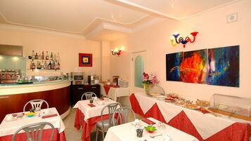 Desayuno buffet diario (EUR 7.50 por persona)