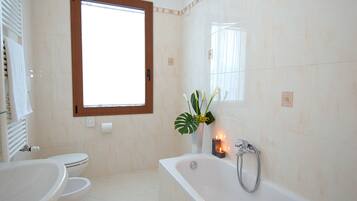 Amenidades de baño gratuitas, secadora de cabello, bidet, toallas