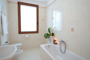 Kostenlose Toilettenartikel, Haartrockner, Bidet, Handtücher